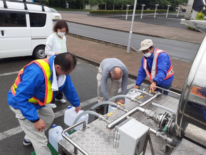 男鹿市総合体育館での給水活動