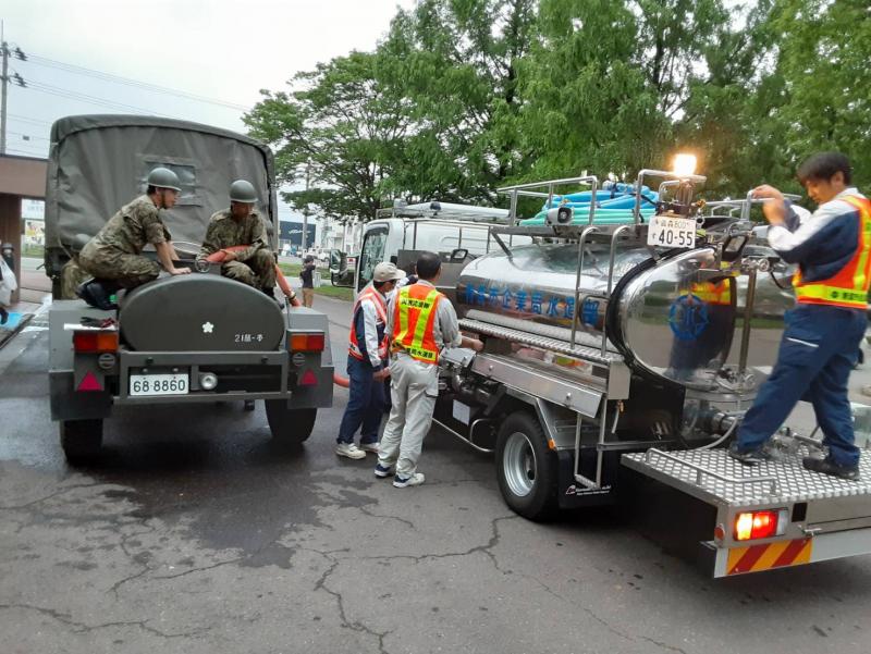 自衛隊の給水タンクへ給水（男鹿市民文化会館）