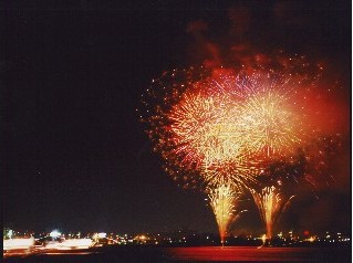 まつりの最終日を飾る海上運行と花火大会