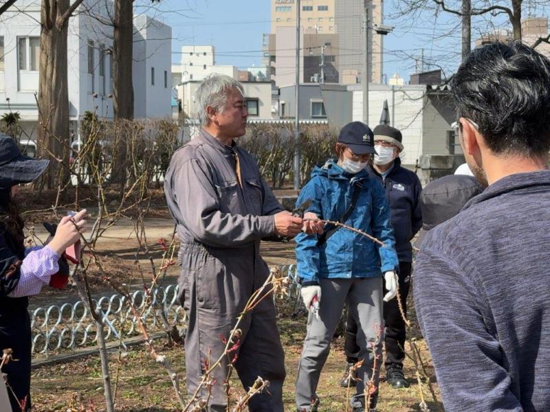 ばらのせん定・管理講習会の様子