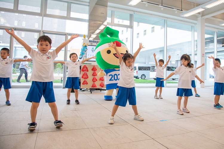 園児によるダンス披露画像