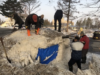 雪室解体の様子