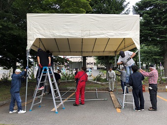 ねぶた小屋設置の様子