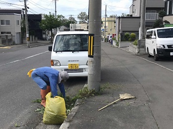 20220611バス通り草刈り02