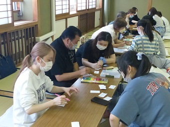 名刺づくりの様子