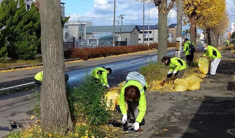 「みんなで落ち葉片付け大作戦」