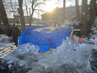 雪室解体作業の様子